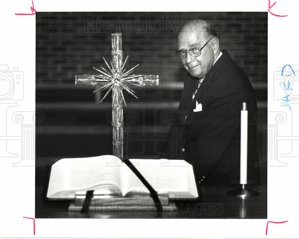 1992 Press Photo Rev.Bartlett Hess Pastor - Historic Images