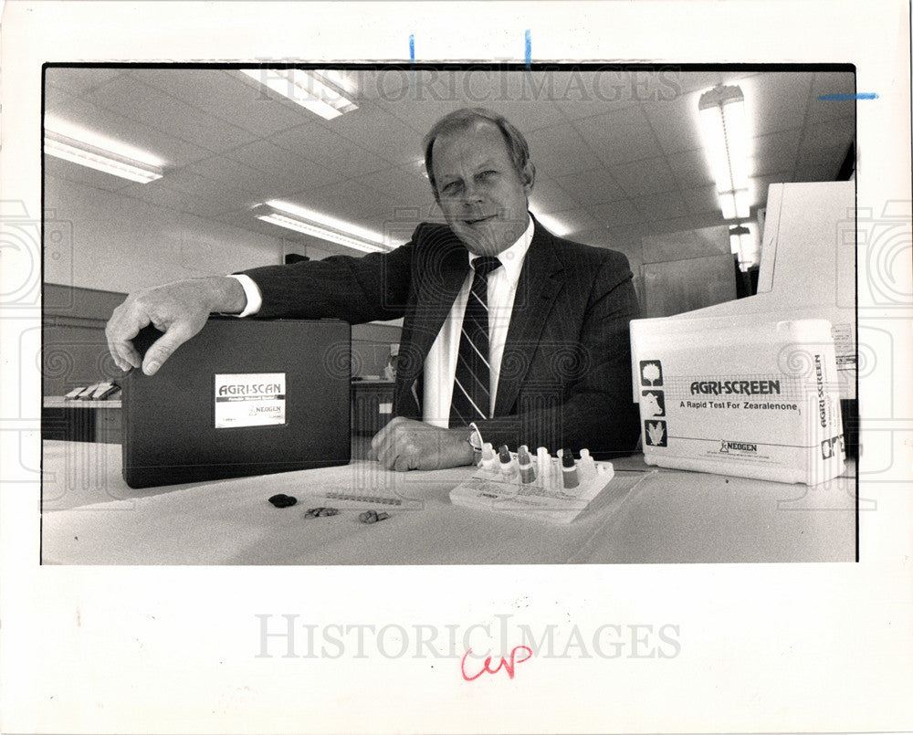 1989 Press Photo Neogen President James Herbert Pfizer - Historic Images