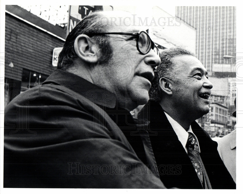 1974 Press Photo Harry Henshel Mayor Young Times Square - Historic Images