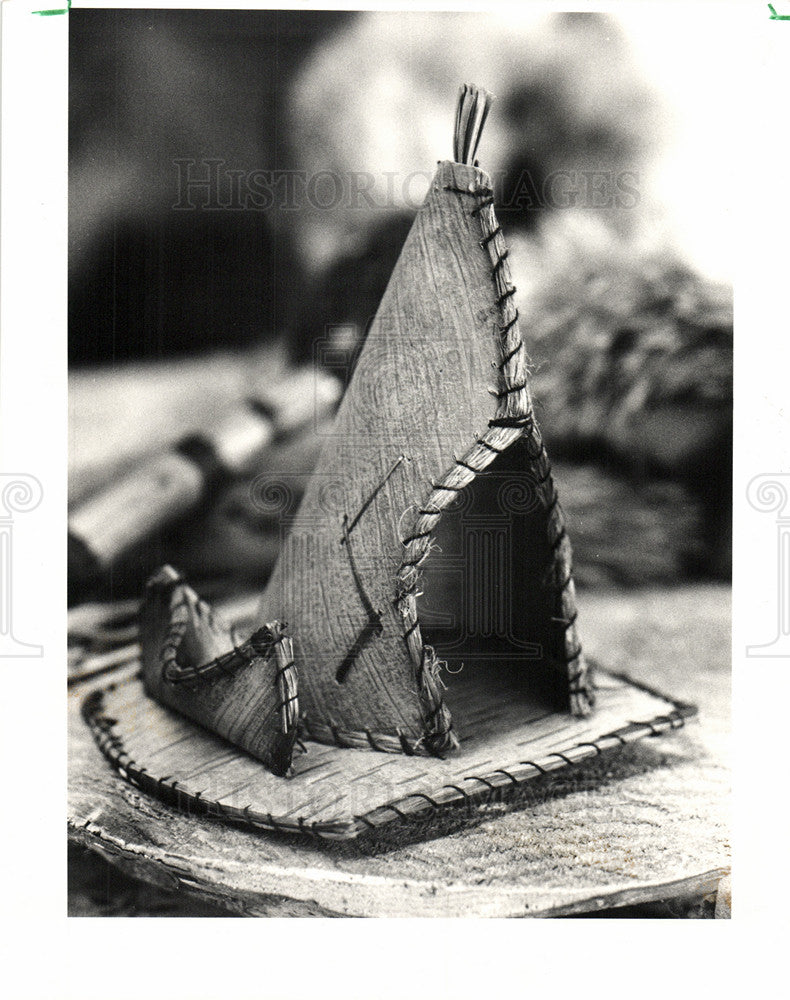 1987 Press Photo teepee  canoe $2  $400 chess sets - Historic Images