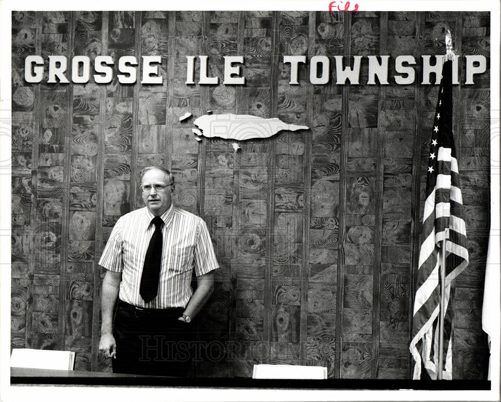 1976 Press Photo Dewy Henry Grosse Ile Township Hall - Historic Images