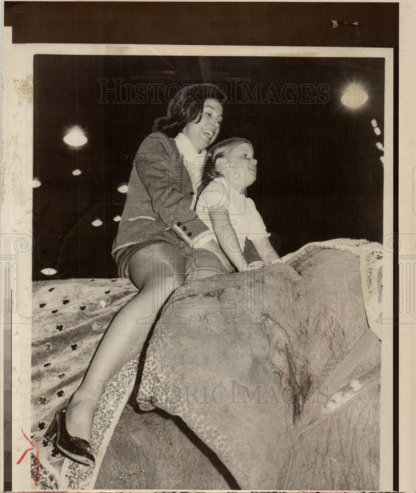 1976 Press Photo Carla Hills Washington DC elephant - Historic Images