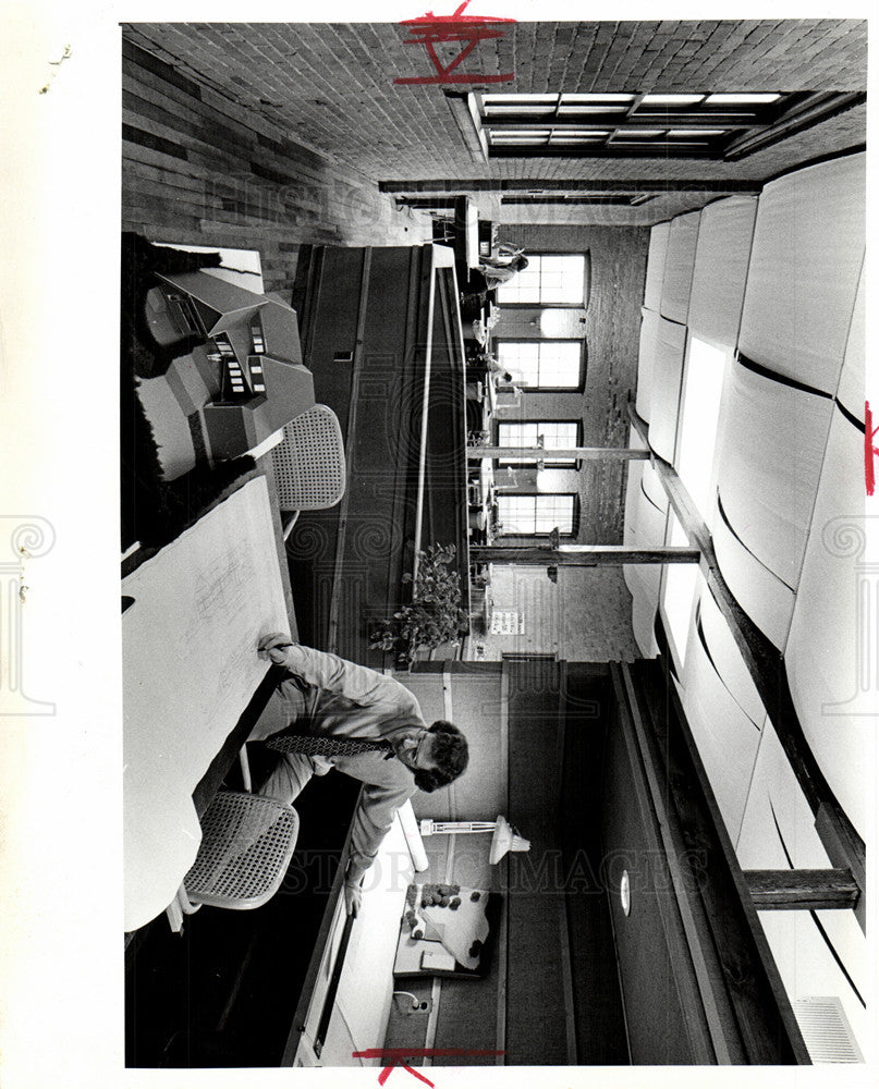 1974 Press Photo John D.Hilberry sandblasted brick wall - Historic Images