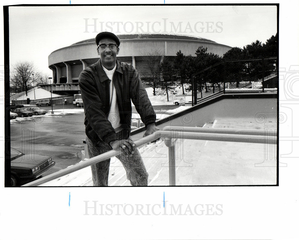 1990 Press Photo Sean Higgins outside crisler arena - Historic Images