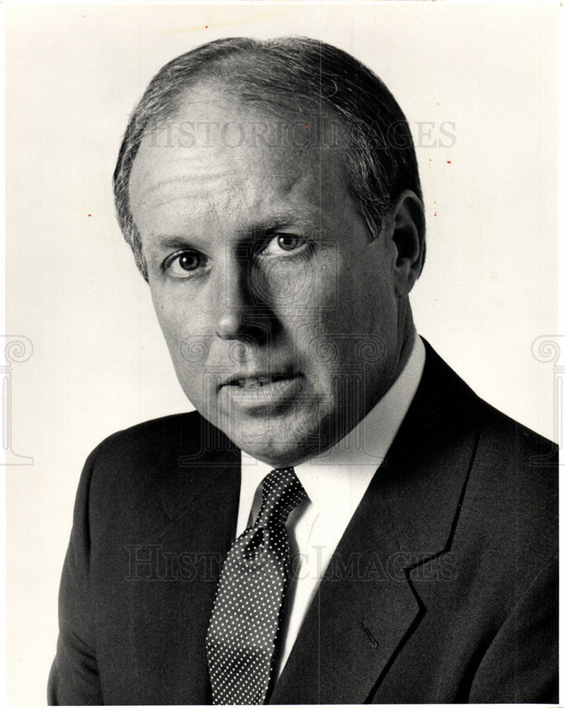 1985 Press Photo Walter Hickey Jr chair Hickey Freeman - Historic Images