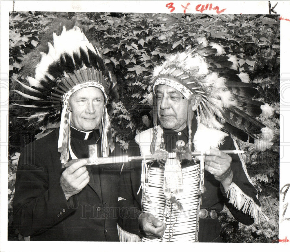 1959 Press Photo Msgr Hickey peace pipe Chief Pipigwa - Historic Images