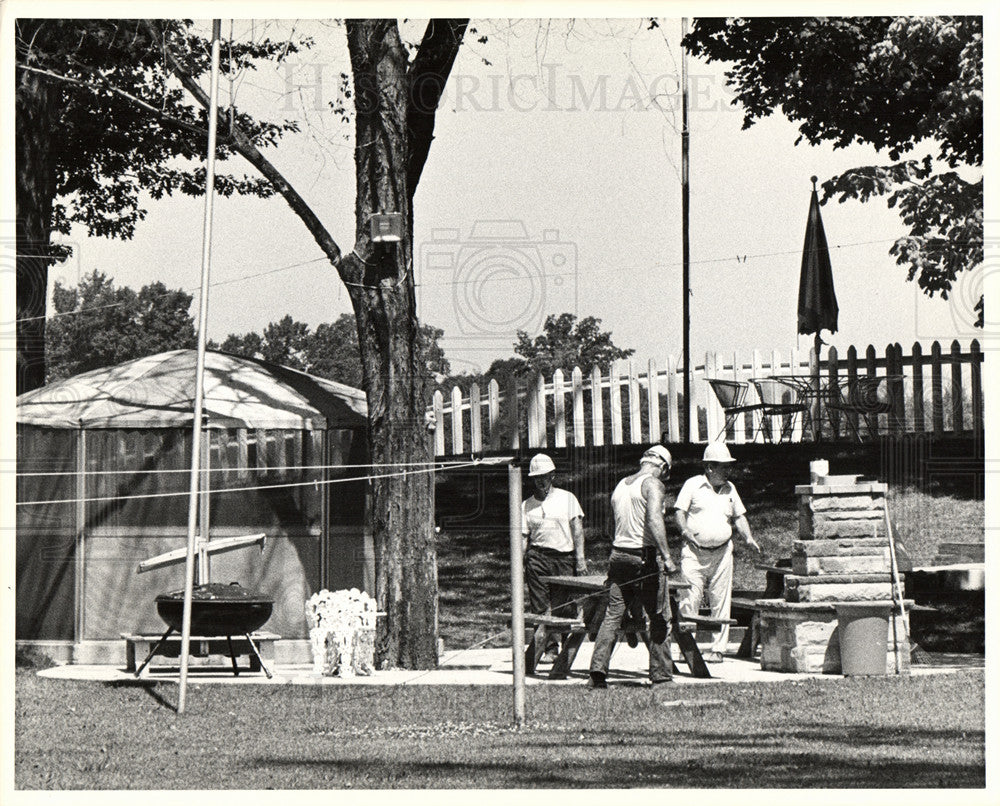 Press Photo FBI workmen telephone line - Historic Images