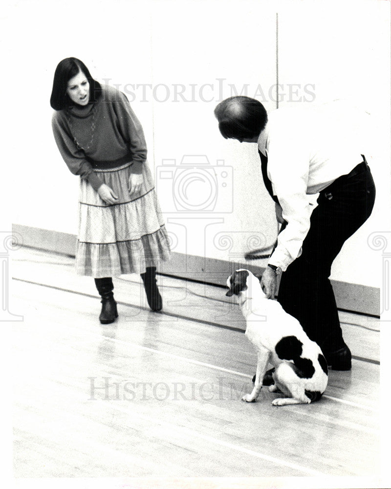 1982 Press Photo Trainer Dog Nikon Sit Command - Historic Images