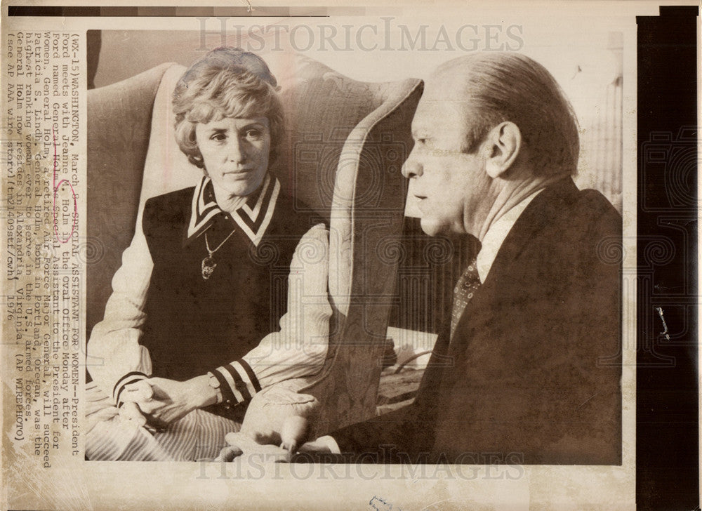 1976 Press Photo President Ford Jeanne Holm Oval Office - Historic Images