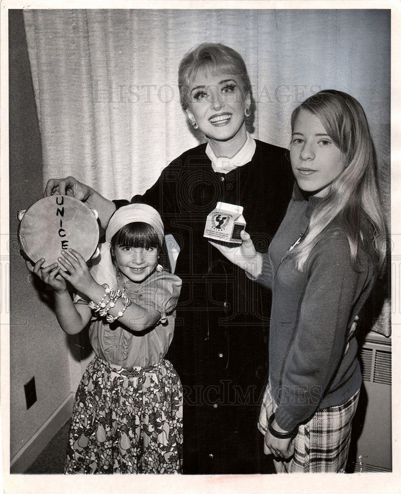 1967 Press Photo Celest Holm Wendy Elchenhorn UNICEF - Historic Images