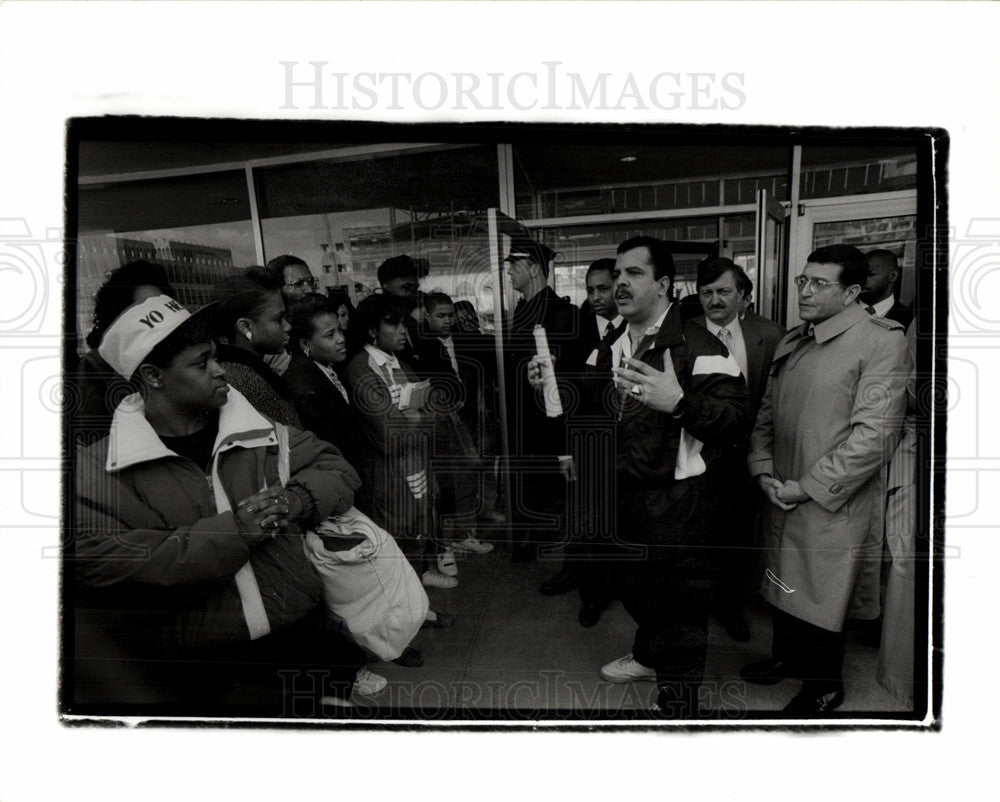 1989 Press Photo Rev. Holly students Wayne Campus talk - Historic Images