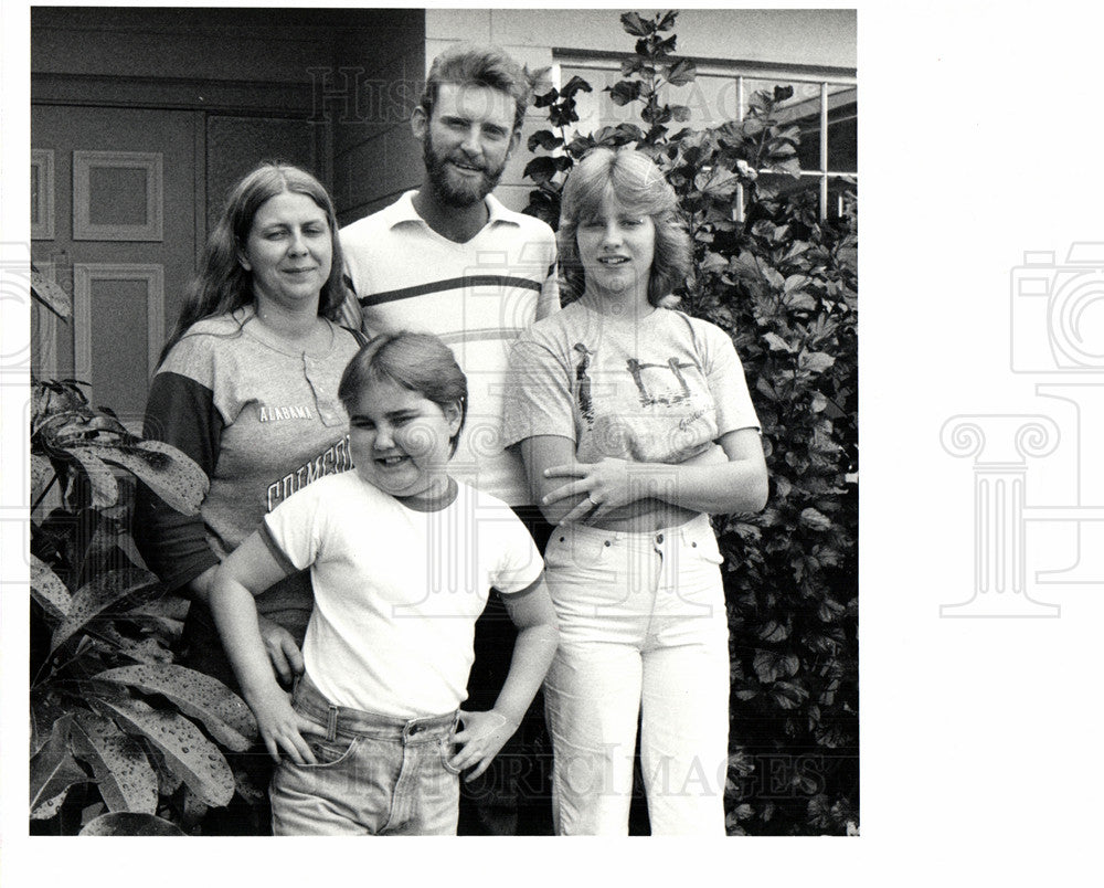 Press Photo Felicia Holland family - Historic Images