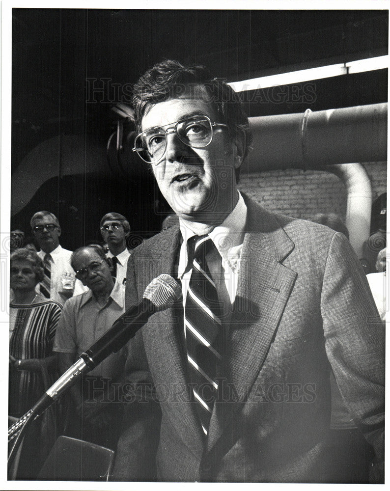 1982 Press Photo Hoglund Pontiac Employees Automotive - Historic Images