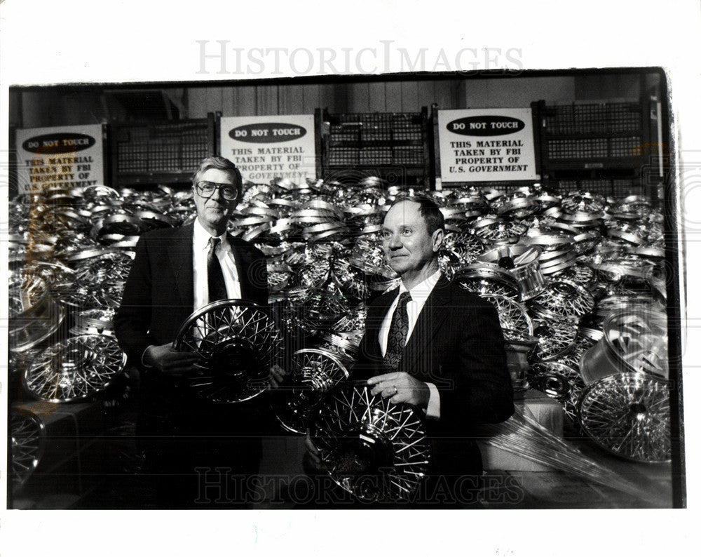 1990 Press Photo William Hoglund GM vice president - Historic Images