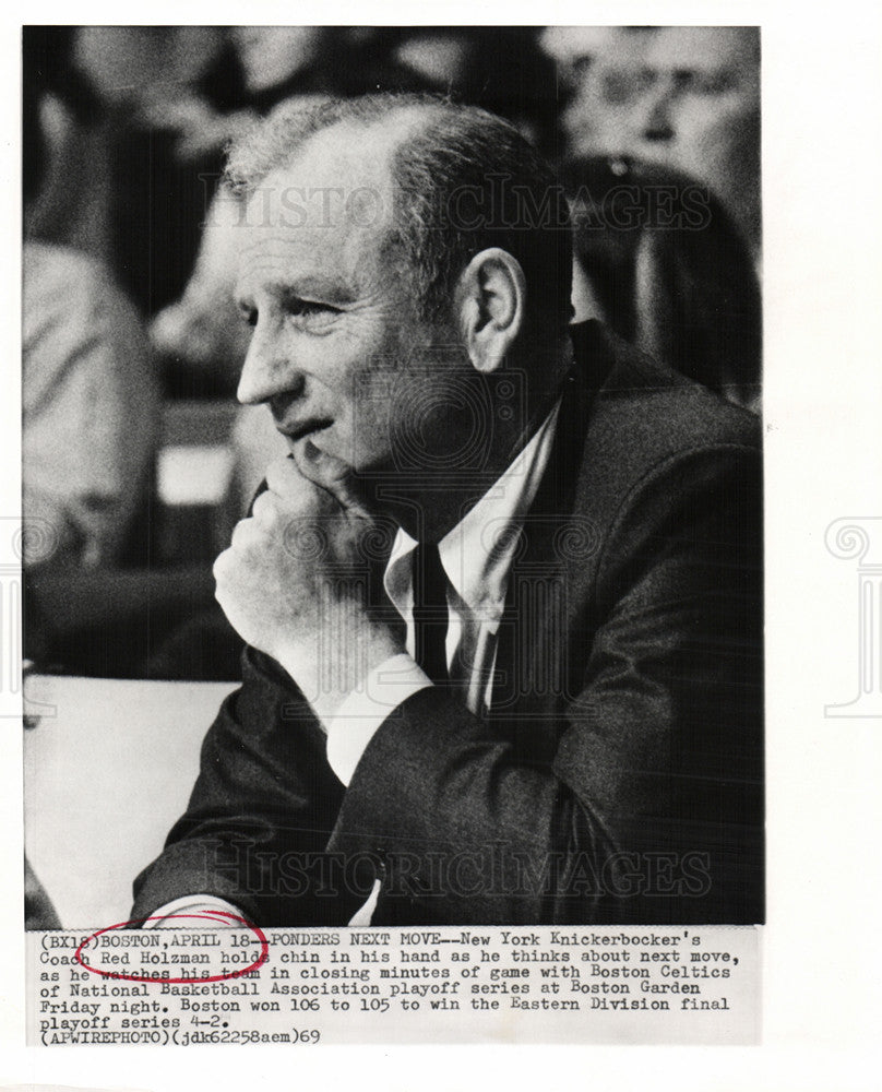 1969 Press Photo Red Holzman Knickerbocker coach Boston - Historic Images