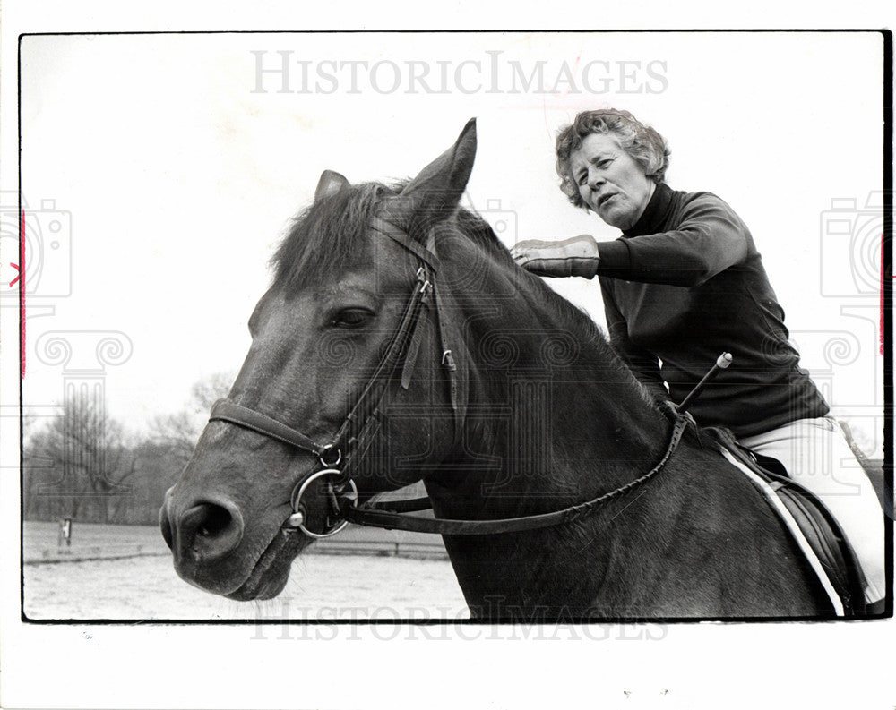 1977 Press Photo Violet Hopkins horse trainer - Historic Images