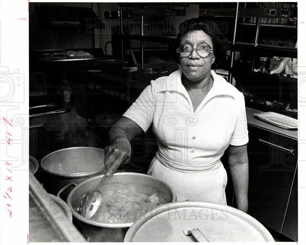 1980 Press Photo Mattie Lee Hopkins barbecued ribs - Historic Images