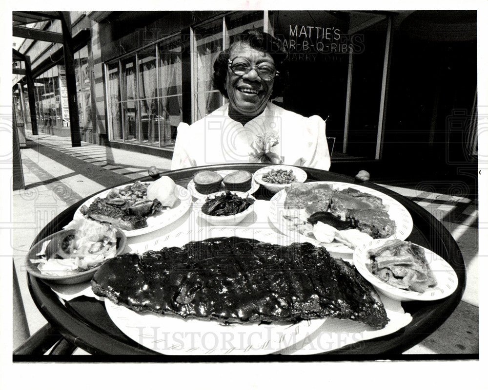 1984 Press Photo Mattie Hopkins Bar-B-Q-Ribs**Meatloaf* - Historic Images