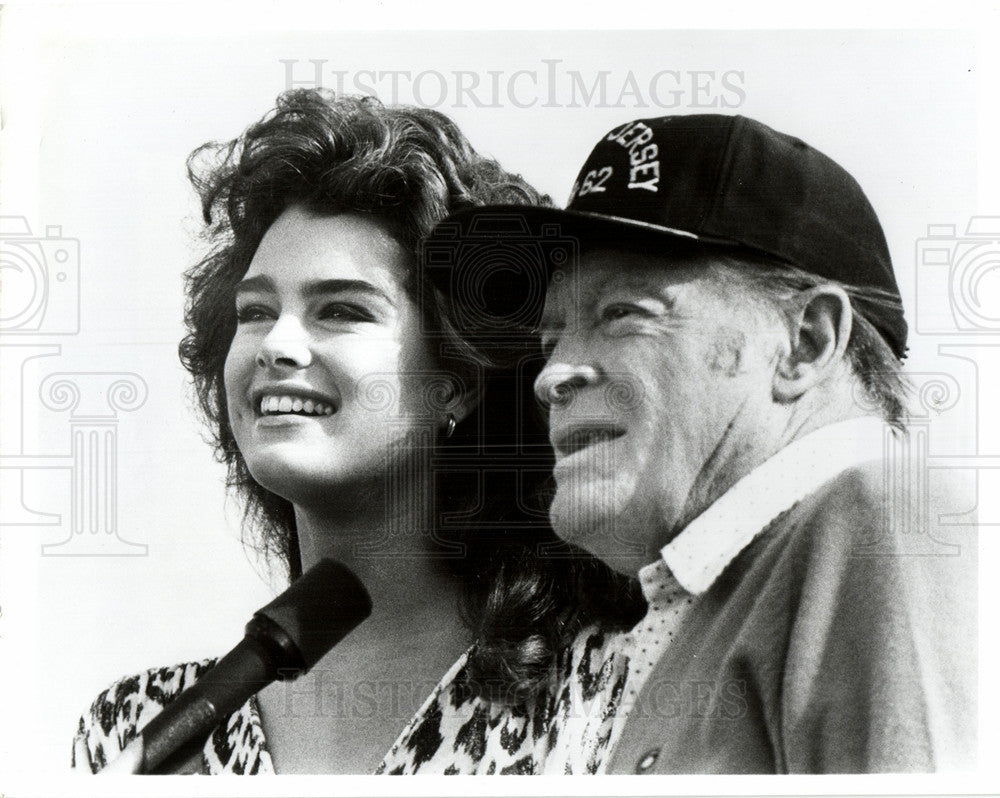 1986 Press Photo Brooke Shields Bob Hope USS Lexington - Historic Images