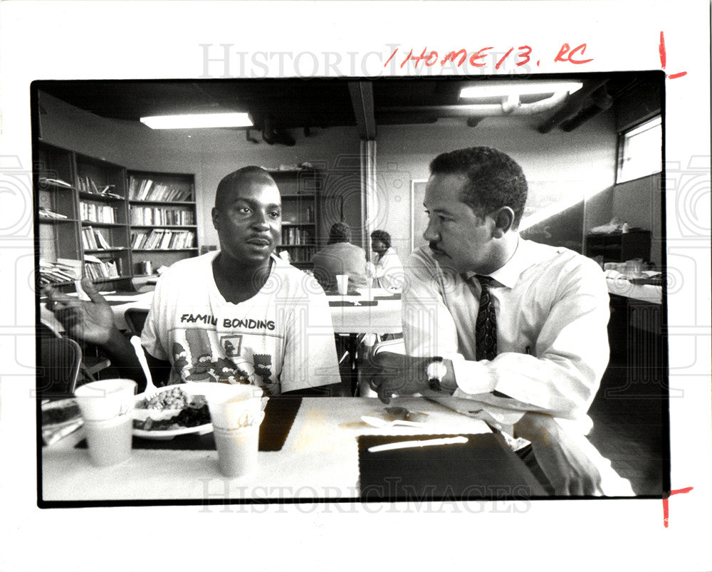 1992 Press Photo Nicholas Hood III talks walter griffin - Historic Images