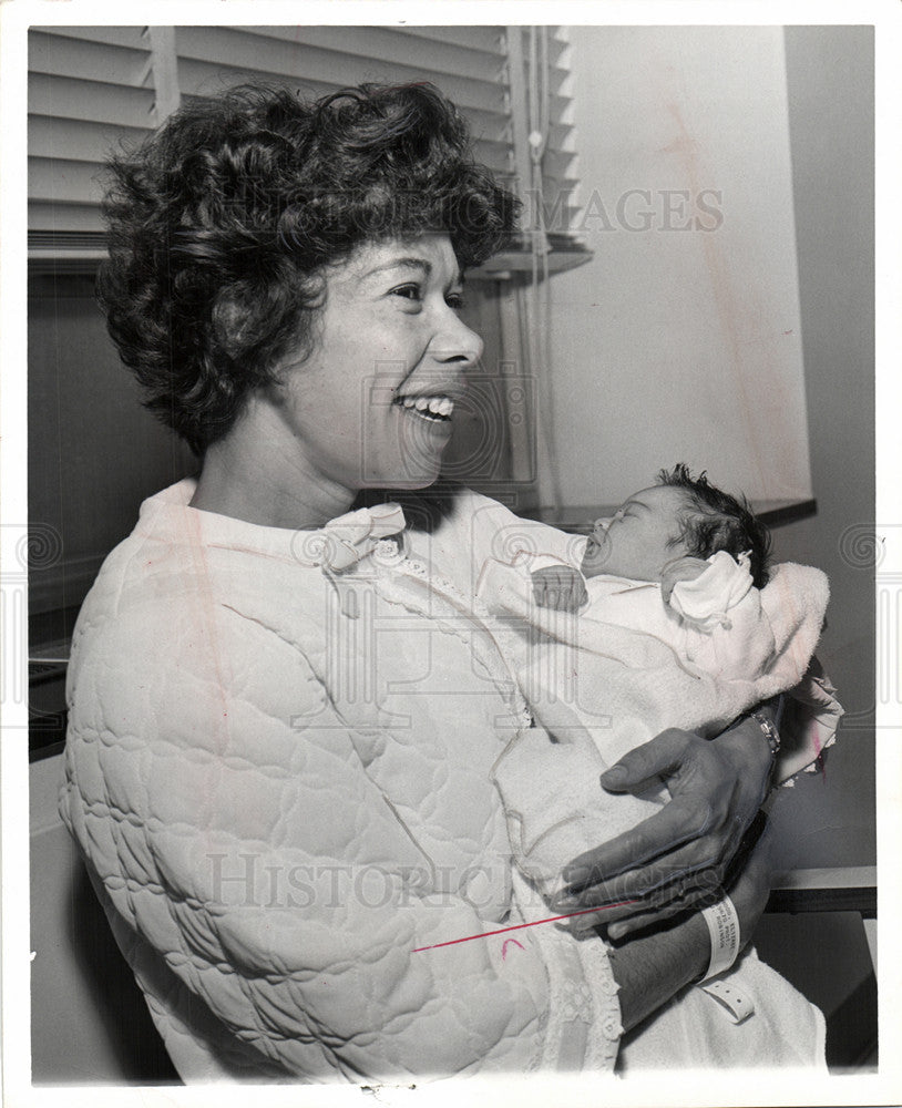 1966 Press Photo Mrs. Nicholas Hood baby Hospital - Historic Images