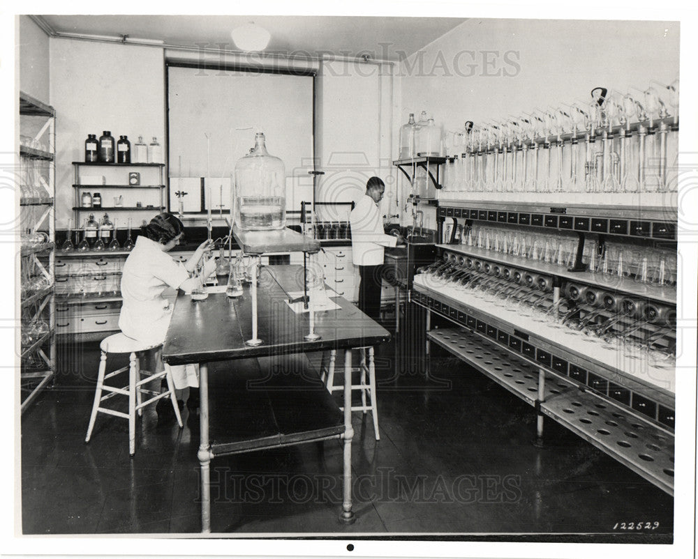 Press Photo Doctors Working In Lab - Historic Images