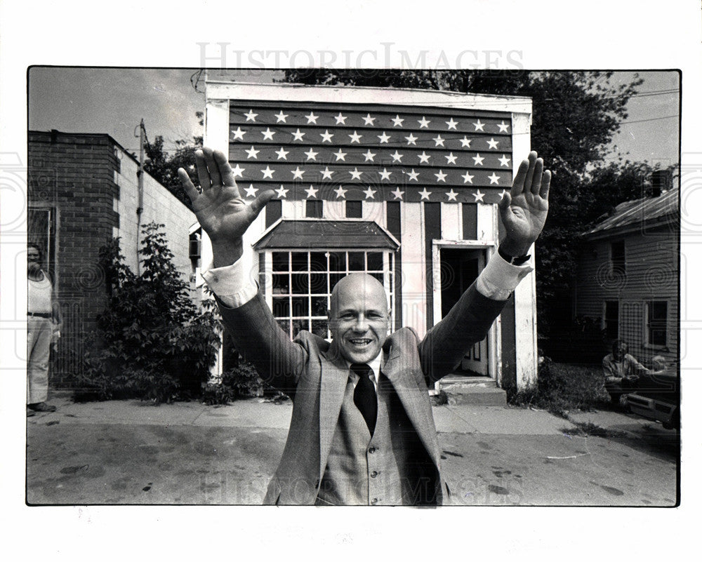 1982 Press Photo Leonard Haworth Davisburg victory sign - Historic Images