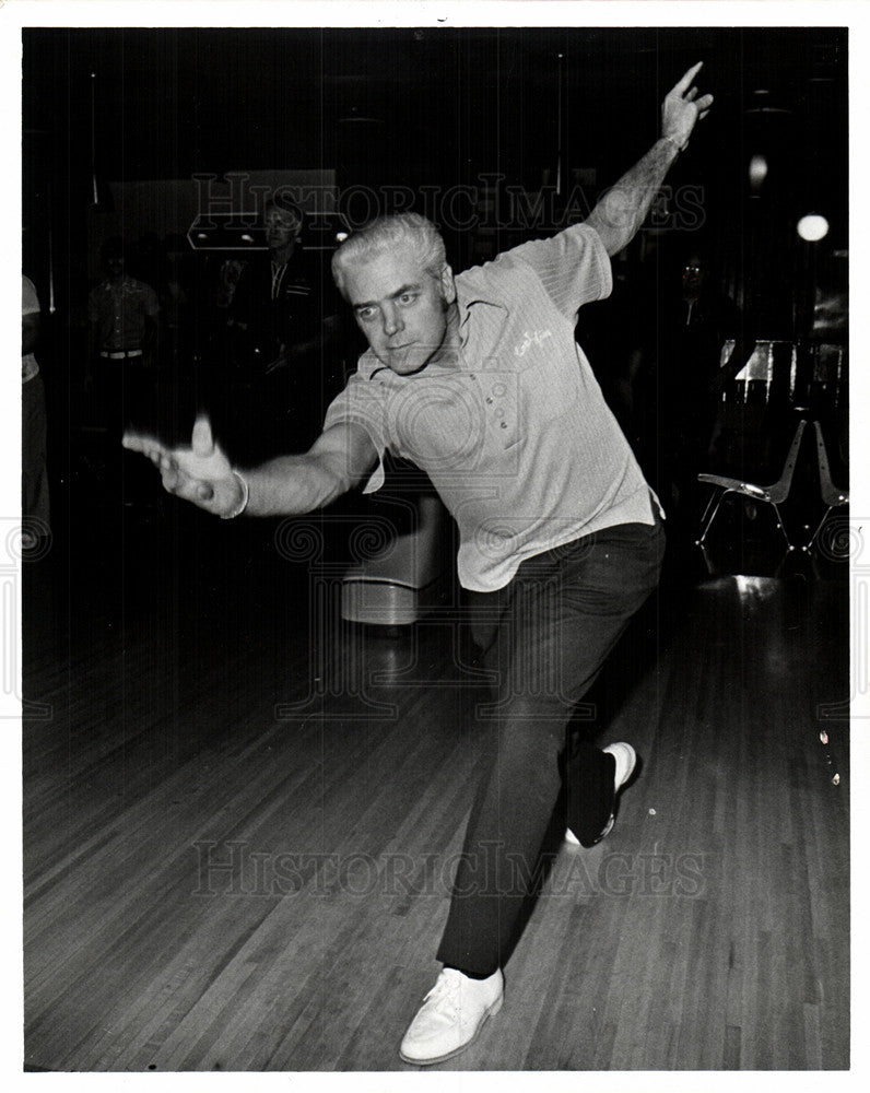 1977 Press Photo Jim Howard bowling - Historic Images
