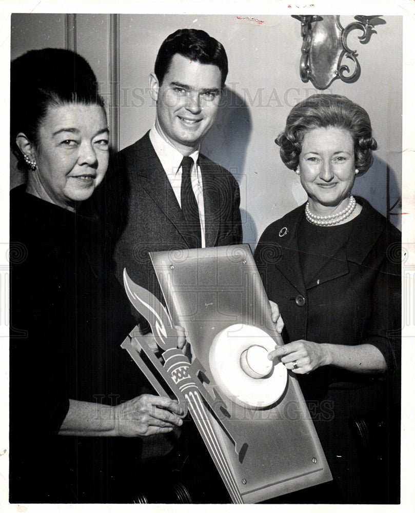 1965 Press Photo J.L.Hudson &amp; Mrs.Perry TEWalt - Historic Images