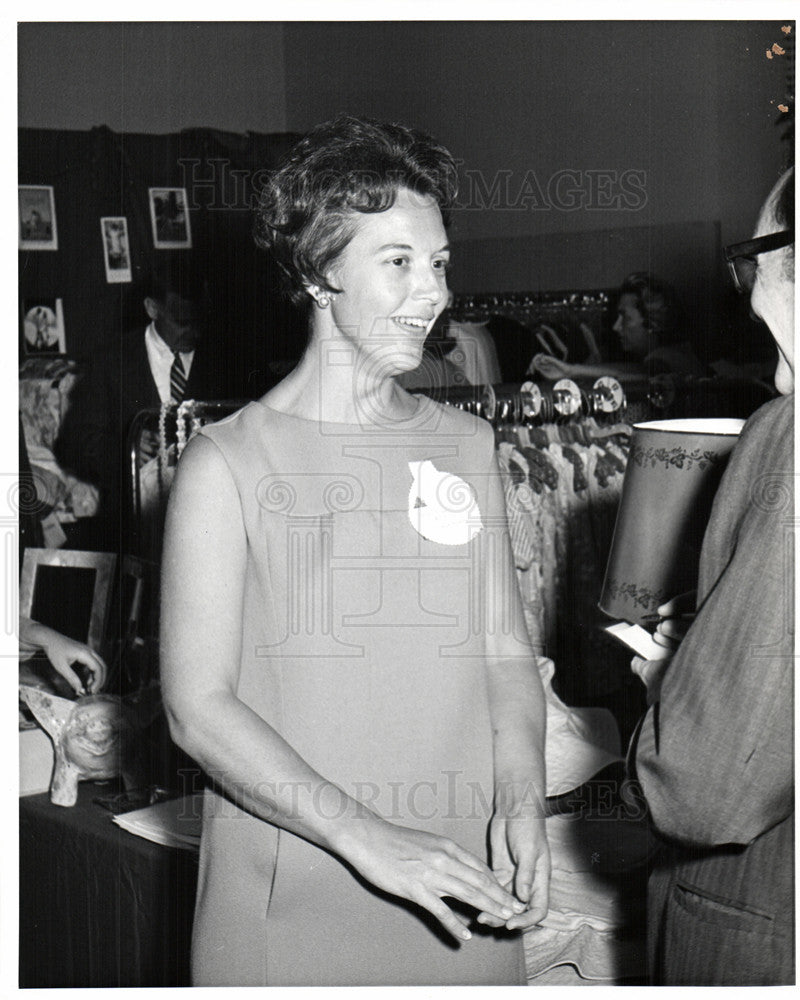 Press Photo Ann Gilbert Hudson Chirstmas mart - Historic Images