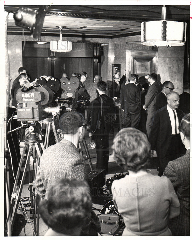 1965 Press Photo NEWSMEN crowded Federal Building - Historic Images