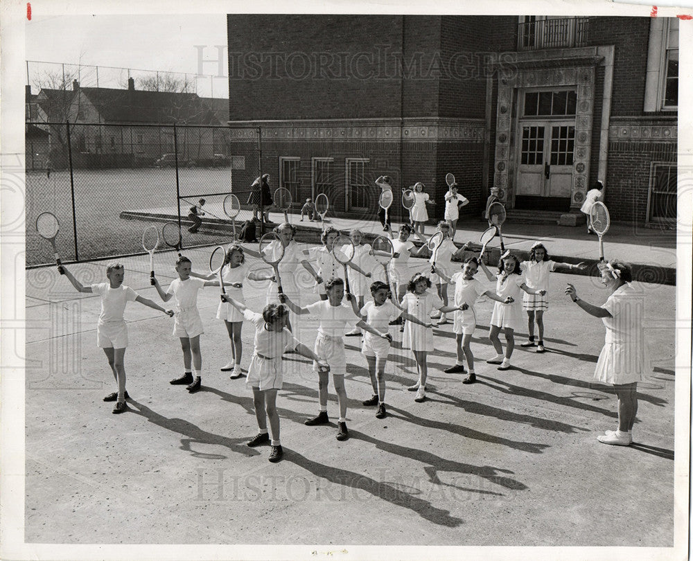 1946 Press Photo practice directed by Mrs.Hoxie - Historic Images