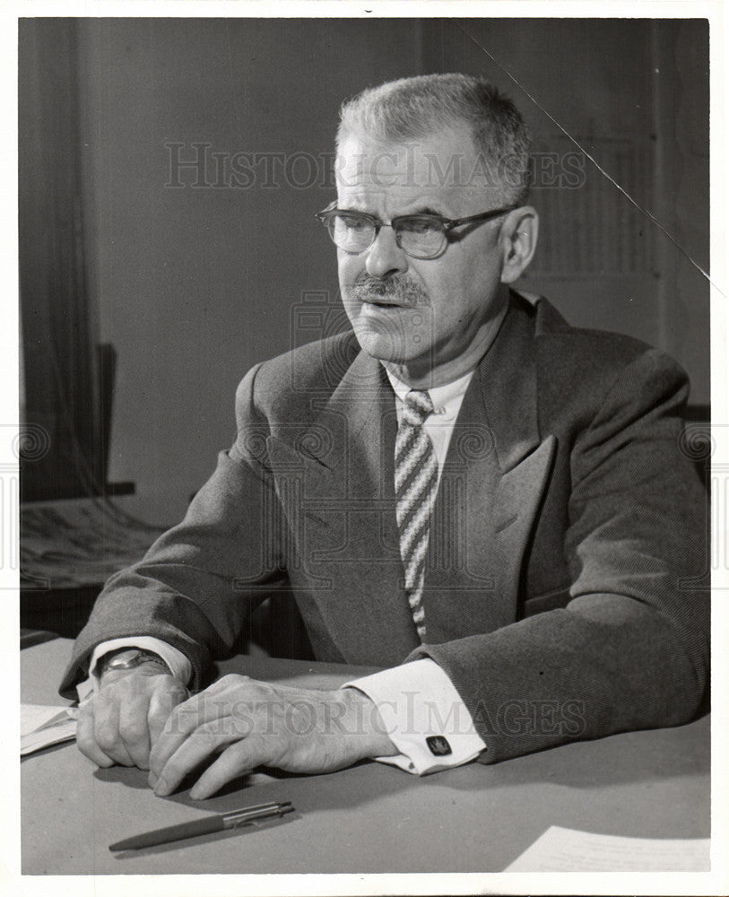 1955 Press Photo Royce Howes Pulitzer journalist - Historic Images