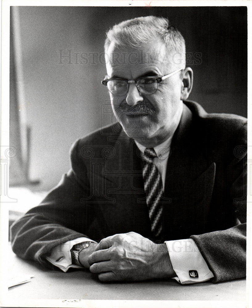 1955 Press Photo Royce Howes, Pulitzer, journalist - Historic Images