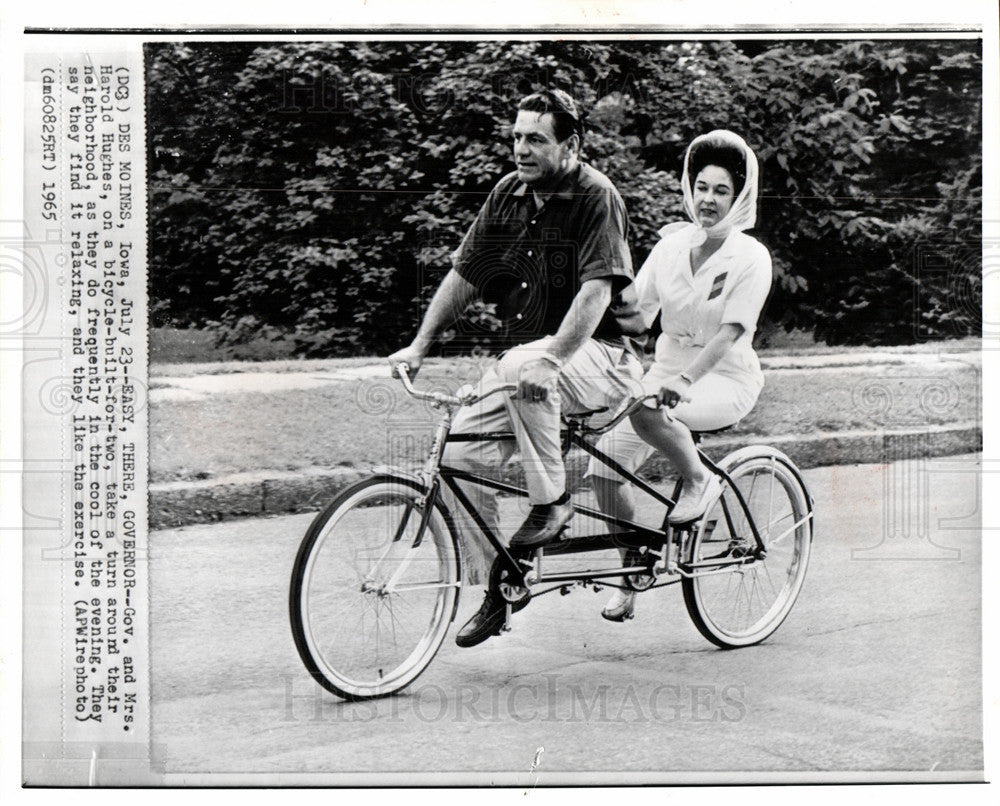 1965 Press Photo Iowa Governor Harold Hughes Wife Bike - Historic Images