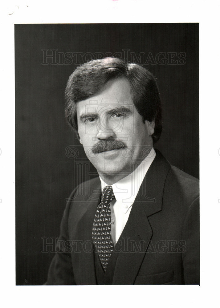 1982 Press Photo Larry Hunt Taubman Retail Director - Historic Images