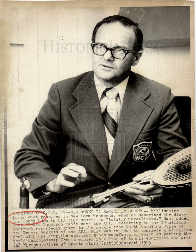 1975 Press Photo Lamar Hunt New York Spalding contract - Historic Images