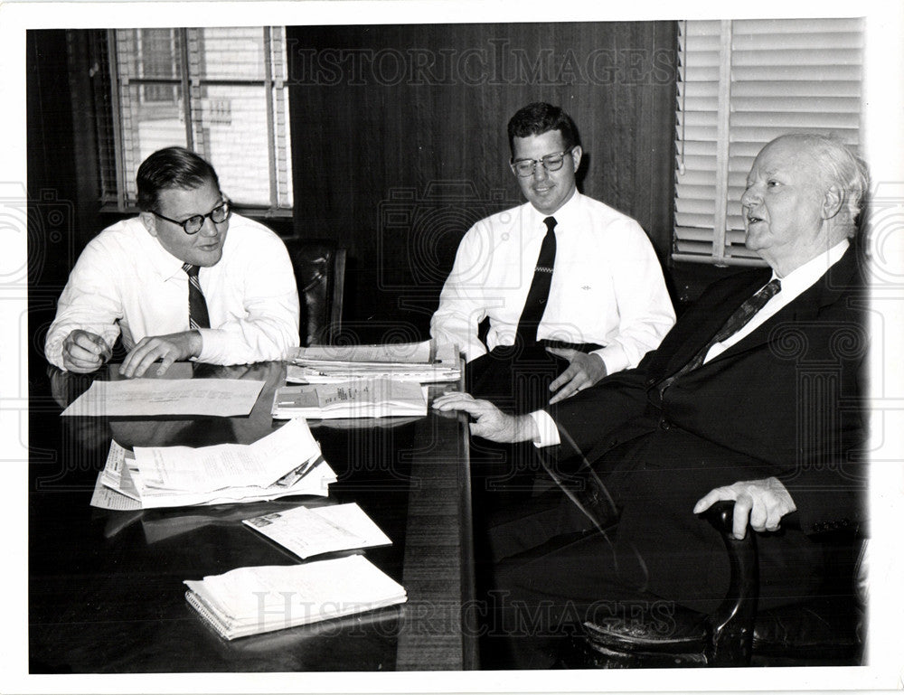 1960 Press Photo FAMILY BUSINESS SESSION  Dallas office - Historic Images