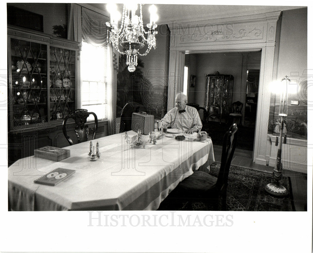 1970 Press Photo solitary dinner at home  Hunt John.F - Historic Images