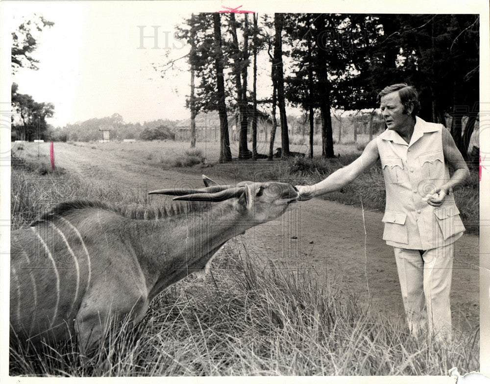 1974 Press Photo Feeding one of the elands - Historic Images