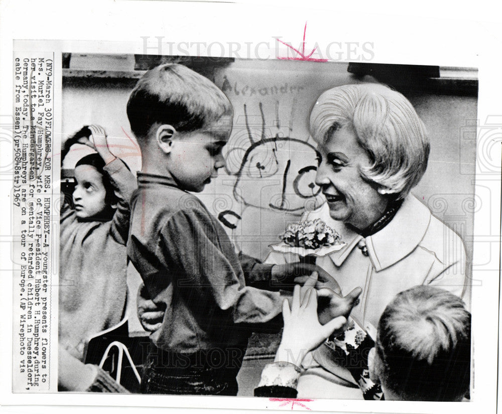 1967 Press Photo Muriel Fay Humphery visit kindergarten - Historic Images