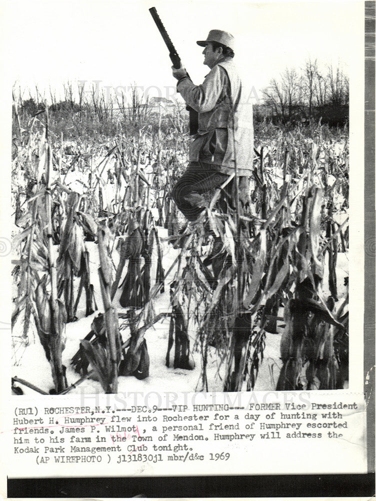 1969 Press Photo Hubert Humphrey Rochester hunting - Historic Images