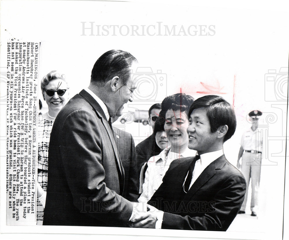 1967 Press Photo Hubert Humphrey Sang Chin Lee Korean - Historic Images