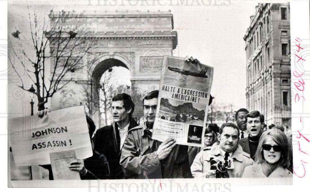 1967 Press Photo hubert humphry protesters france - Historic Images