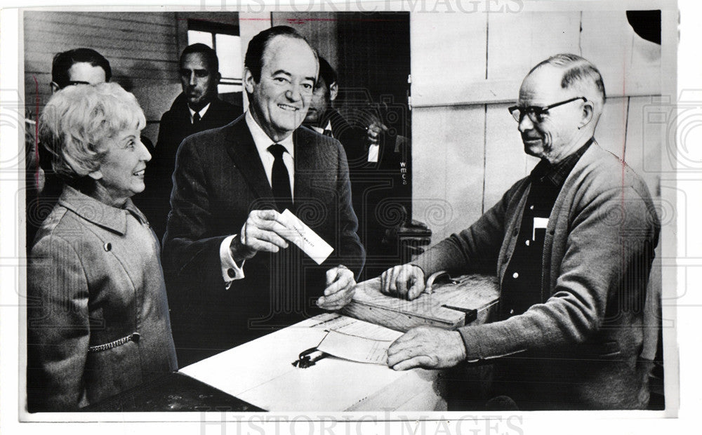 1968 Press Photo Vice President Humphrey, votes - Historic Images