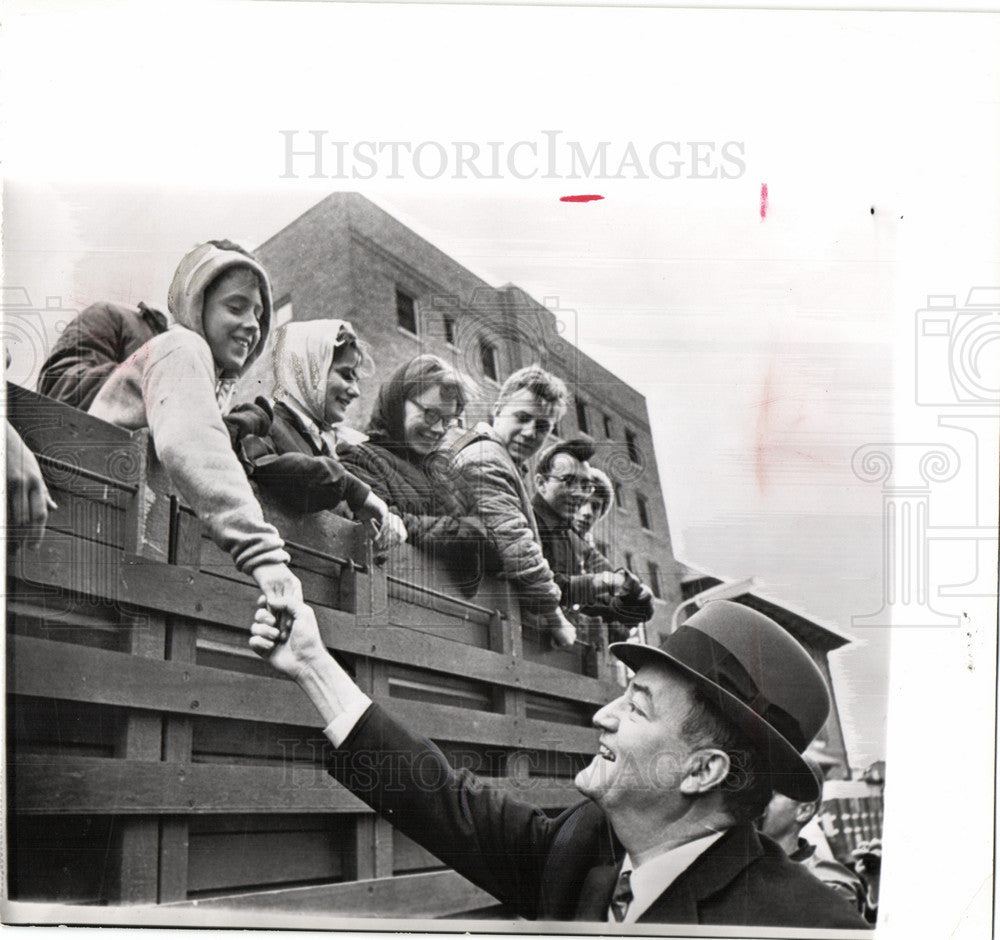 1965 Press Photo Hubert Humphrey shakes hands volunteer - Historic Images