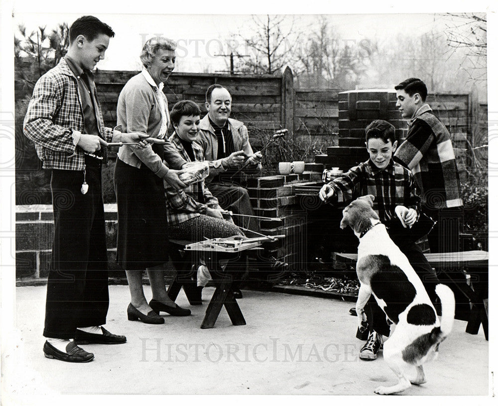 1960 Press Photo family - Historic Images