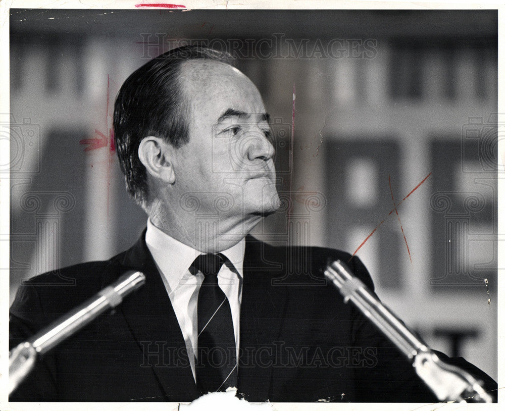 1969 Press Photo Senator Hubert Humphrey bill loans NY - Historic Images