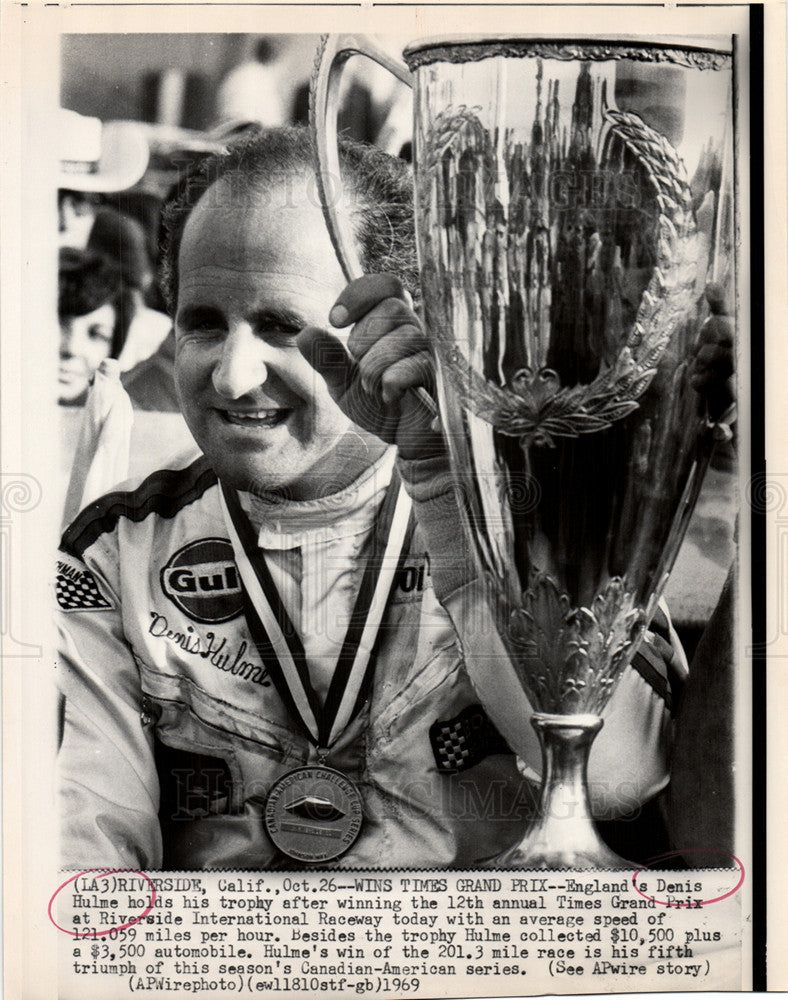 1969 Press Photo Denis Hulme Times Grand Prix trophy - Historic Images