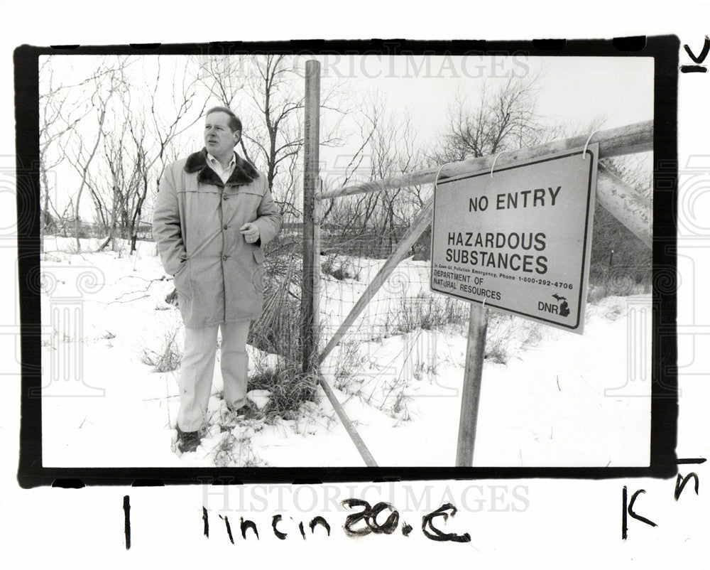 1992 Press Photo Norm Hughes Metamora Superfund Site - Historic Images